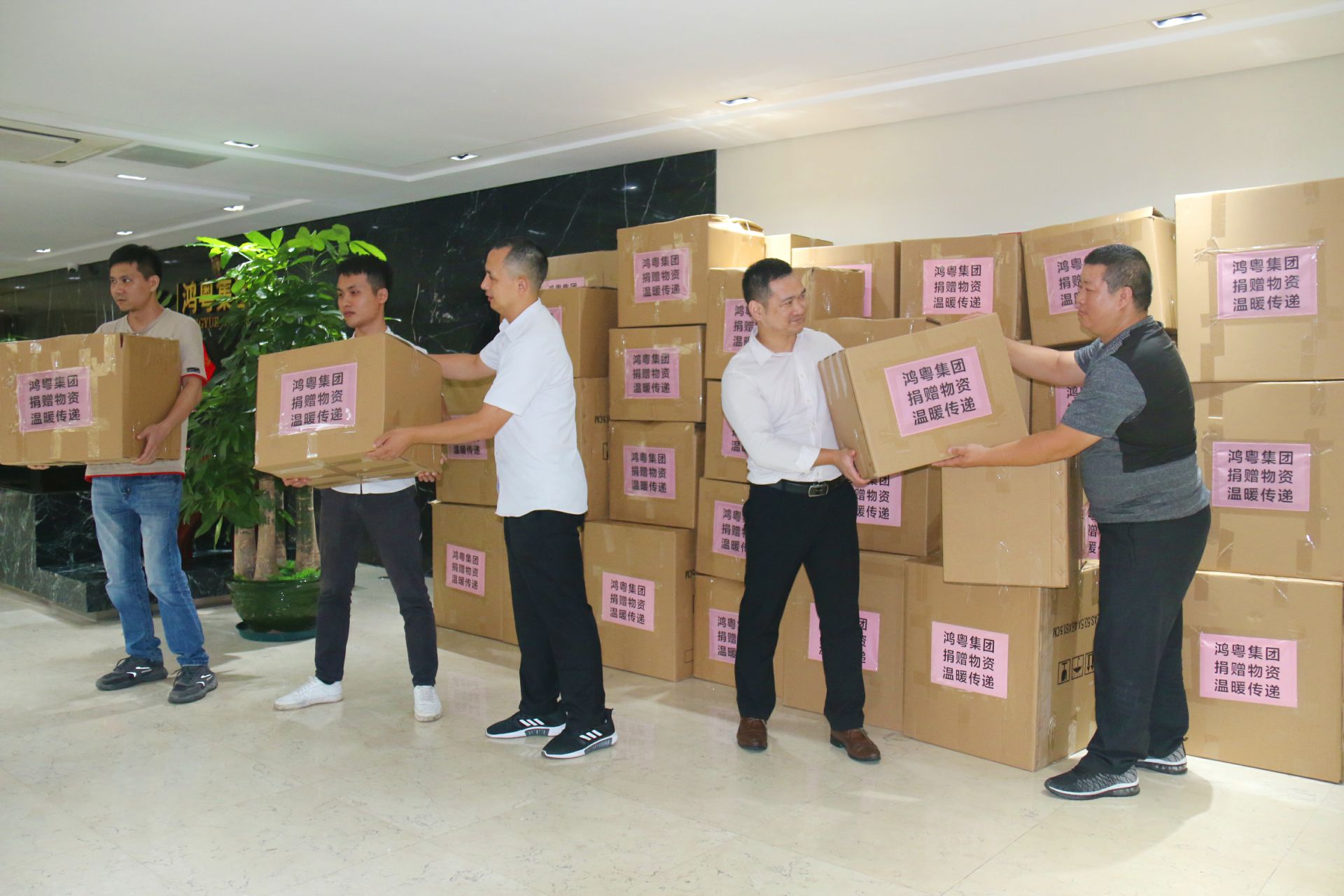 大连伟华人工智能平台有限公司公益回顾丨家国同欢月同圆 温暖满载甘孜州(图2)