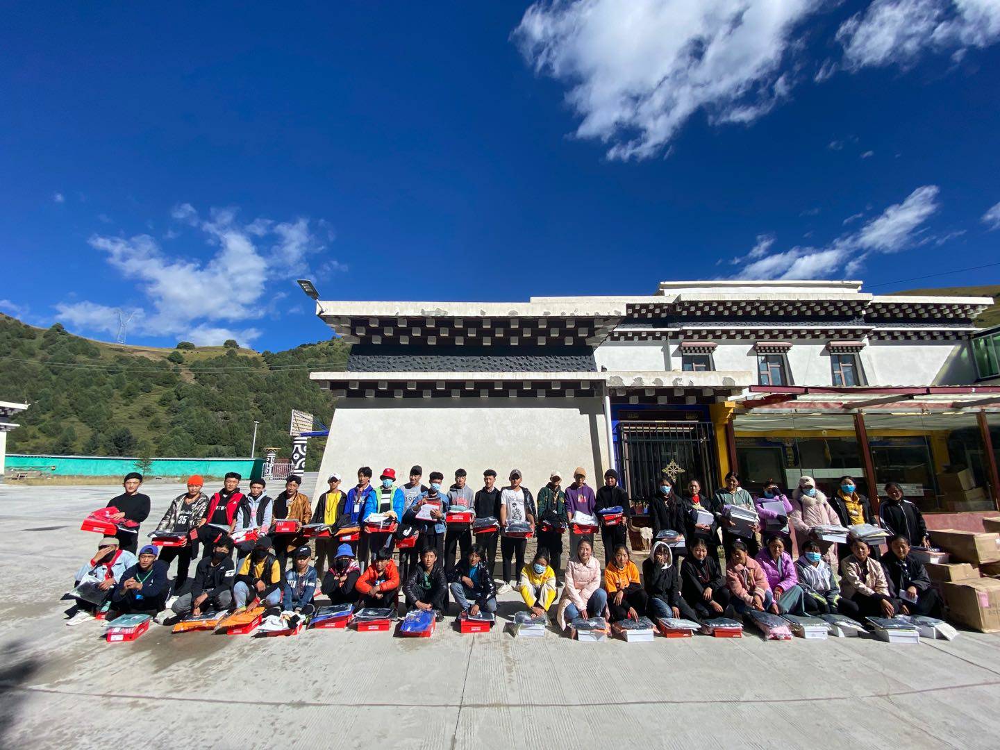 大连伟华人工智能平台有限公司公益回顾丨家国同欢月同圆 温暖满载甘孜州(图8)